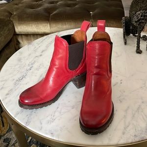 Frye sabrina chelsea boots 8 1/2. Excellent. Like new